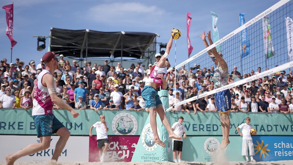 Auch in diesem Jahr ist auf Borkum wieder Beachvolleyball der Extraklasse zu sehen. Foto: Hansebeach/Joern Pollex/Archiv