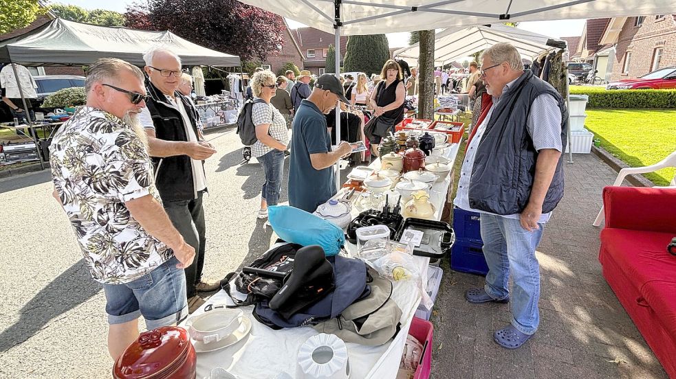 Im Vorjahr hatte der ehemalige Flohmarktinitiator Ewald Hagedorn (rechts) erstmals die Chance, selbst etwas an einem eigenen Stand zu verkaufen. Er hatte nach 15 Jahren die Verantwortung für die Veranstaltung an das neue Organisationsteam abgegeben. Foto: Nicole Böning/Archiv