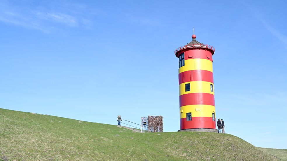 Der Pilsumer Leuchtturm ist das Wahrzeichen der Gemeinde Krummhörn. Foto: Heinz Wagenaar/Archiv