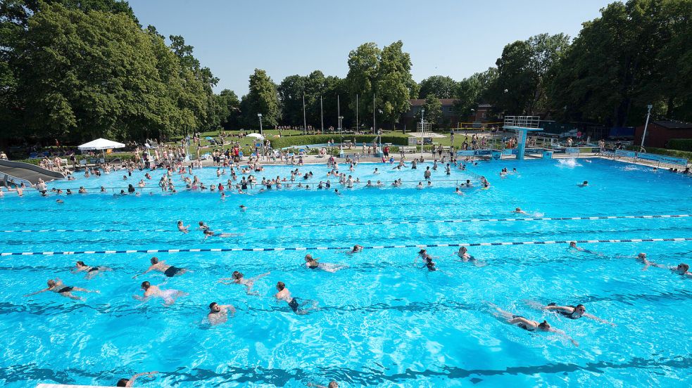 Volles Haus an heißen Tagen: Das Van-Ameren-Bad in Emden lockt viele Besucher an. Jetzt habe drei Schwimmmeisterinnen gekündigt. Wie geht es weiter? Foto: Klaus Ortgies/Archiv