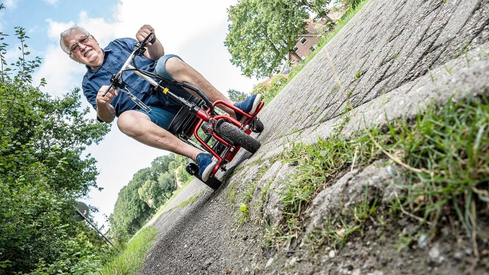 Hilko Bloem fährt regelmäßig mit seinem Roller über die Schleusenstraße nach Remels. Foto: Klaus Ortgies