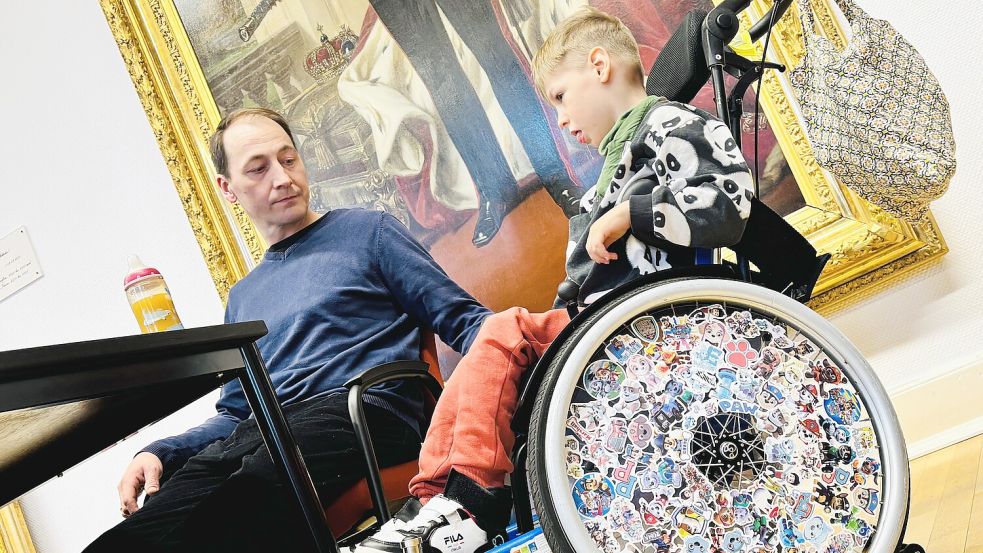 Das Bild zeigt Felix Tannigel mit seinem Vater Falko im Zivilprozess gegen den Ex-Chefarzt und das Borromäus-Hospital. Foto: Klaus Ortgies/Archiv