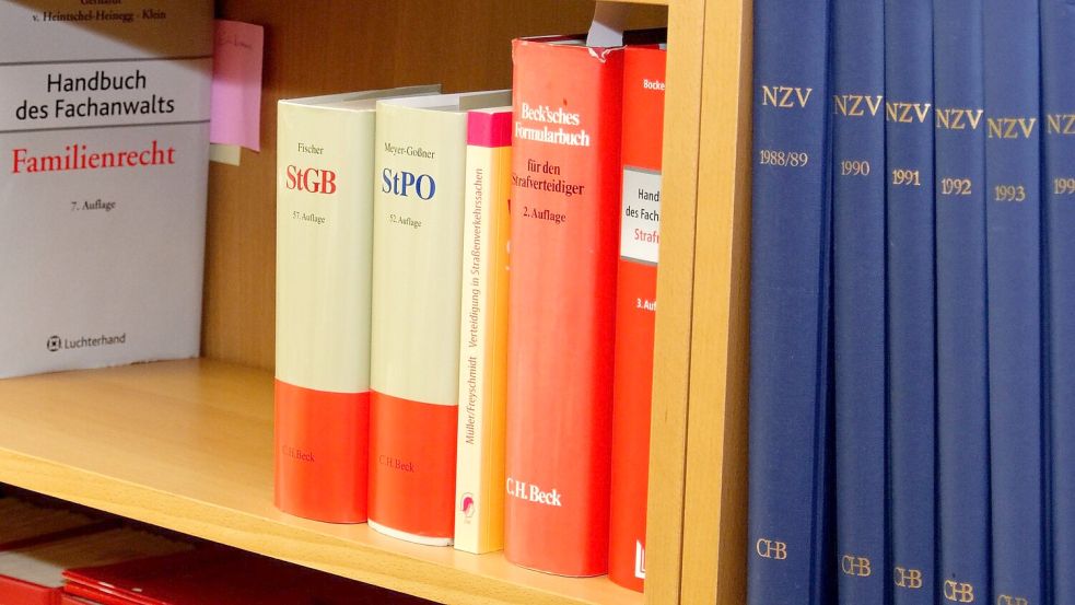 Strafgesetzbuch und Strafprozessordnung bestimmen unser Strafrecht. Symbolfoto: Pixabay