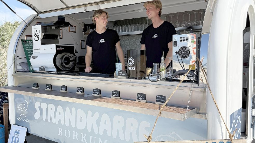 Nic Iburg (links) und Hendrik Pietschmann sind seit Juli mit ihrer „Strandkarre“ am Start. Foto: Nic Iburg