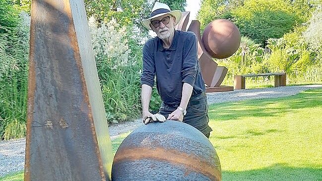 „Kugel mit eingeschlossener Luft aus Funnix“ ist eine der neuesten Arbeiten von Leonard Wübbena und Kernstück der neuen Ausstellung. Foto: privat