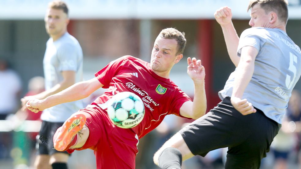 Mit diesem Schuss in den Torwinkel zum 1:0 leitete Klaas Folkerts vor einer Woche den Pewsumer 4:1-Sieg über Wildeshausen ein. Der Verteidiger bewies dabei einmal mehr seine Torgefährlichkeit. Foto: Jens Doden