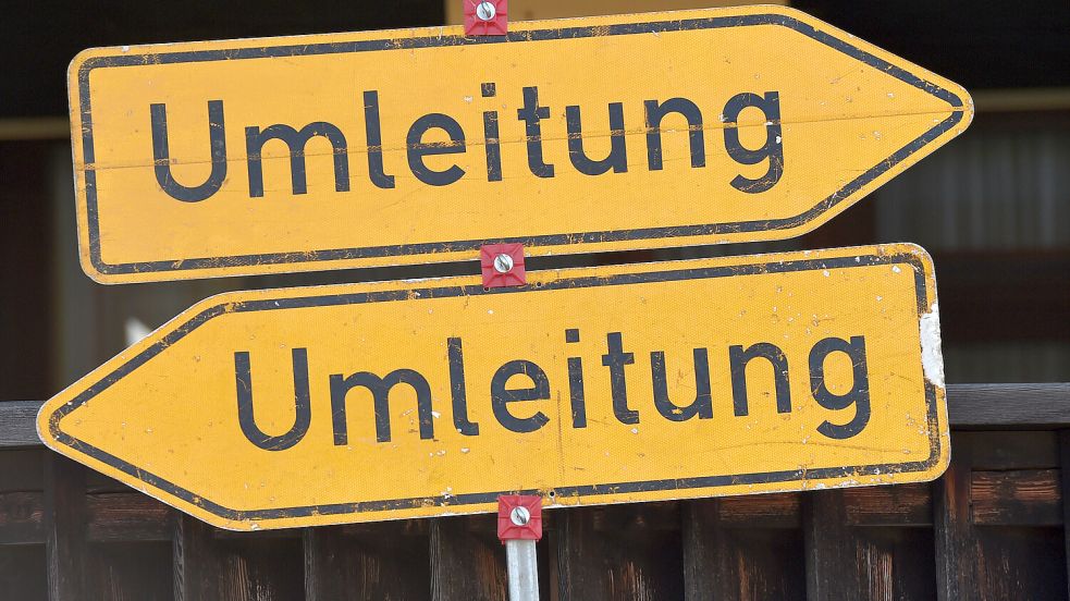 Zwei Umleitungsschilder zeigen in unterschiedliche Richtungen. Zwischen Uttum und Jennelt ist eine Straße gesperrt. Es kommt zu Einschränkungen. Symbolfoto: Angelika Warmuth/dpa