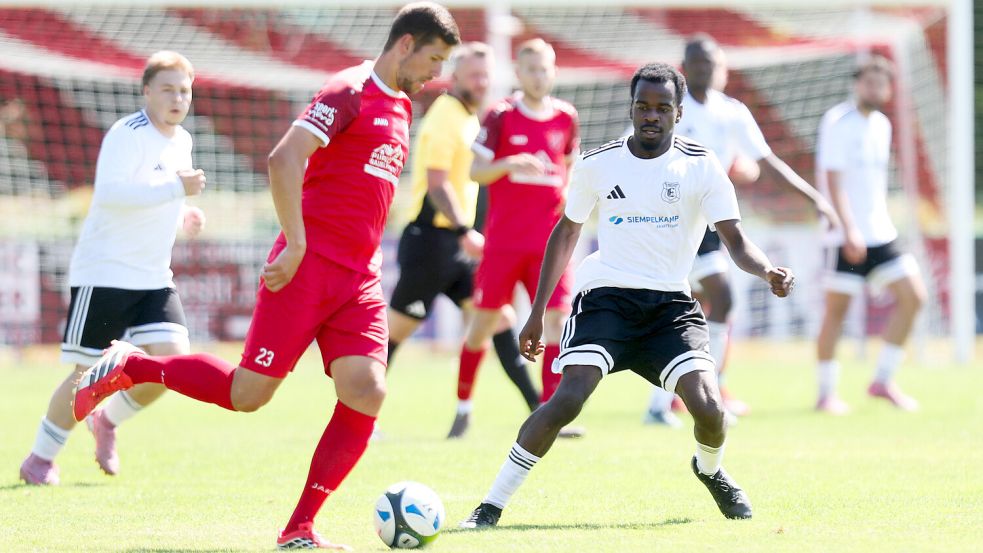 FT Groß-Midlum (rote Trikots) spielte sich in einen Torrausch. Foto: Jens Doden