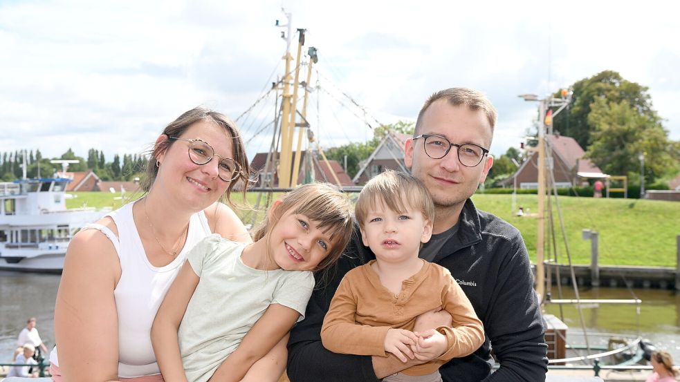 Jennifer Schurick und Christopher Dahlke aus Brandenburg an der Havel sind mit ihren beiden Kindern Jette und Jonas für ein paar Tage in Ostfriesland im Urlaub. Foto: Heinz Wagenaar