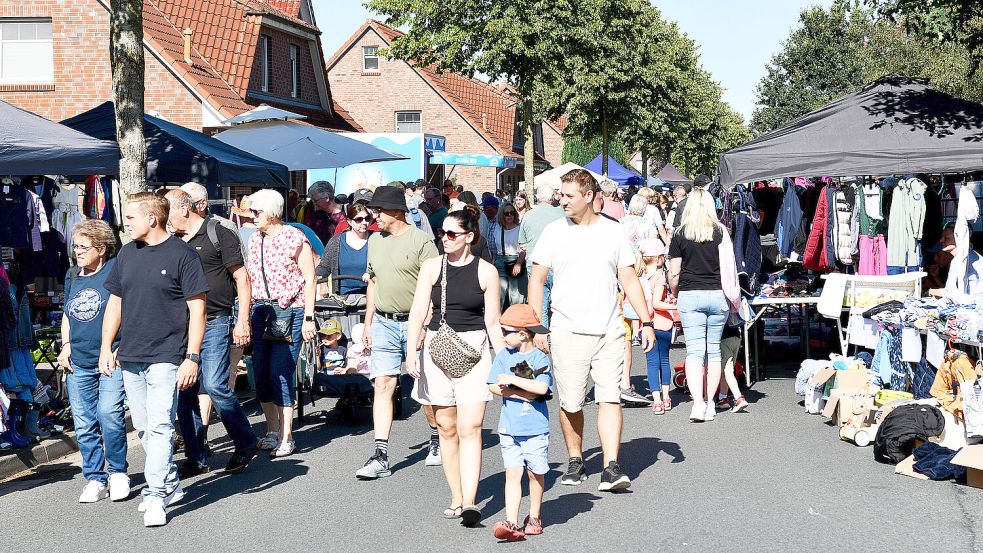 Beim Flohmarkt in Wiesederfehn war am Sonntag schon früh viel los. Foto: Melchert Stromann