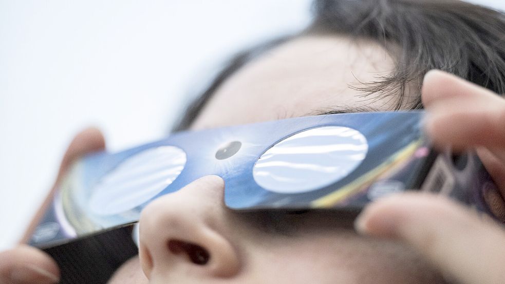 Wer die Sonnenfinsternis beobachten möchte, braucht unbedingt eine Schutzbrille. Symbolfoto: Marijan Murat/dpa