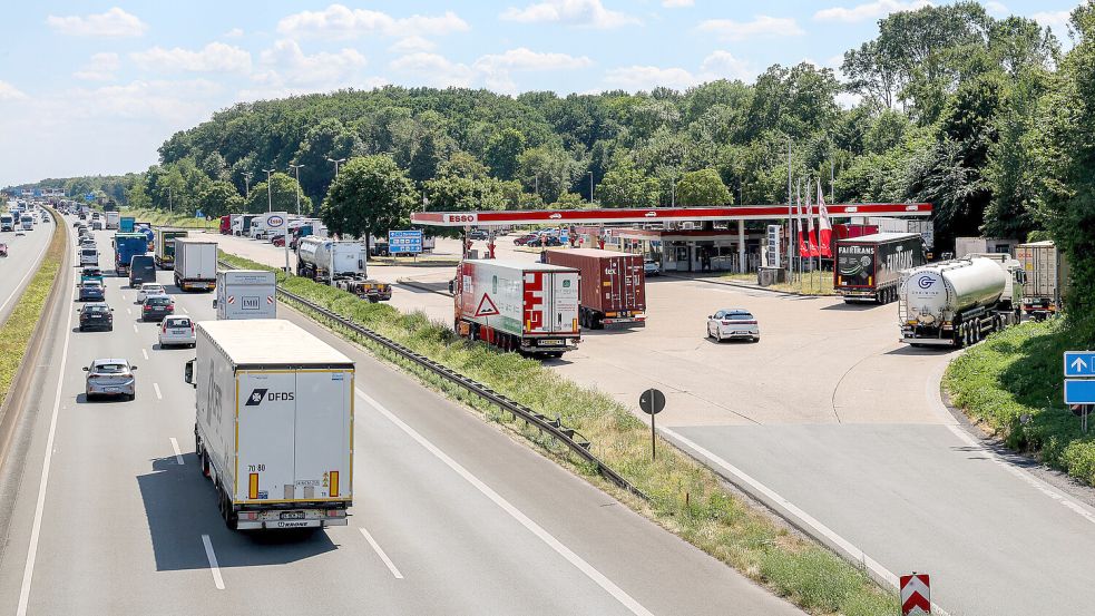 Künftig könnten auch an Sonn- und Feiertagen zahlreiche Lkw auf der Autobahn unterwegs sein. Foto: Rüdiger Wölk/Imago