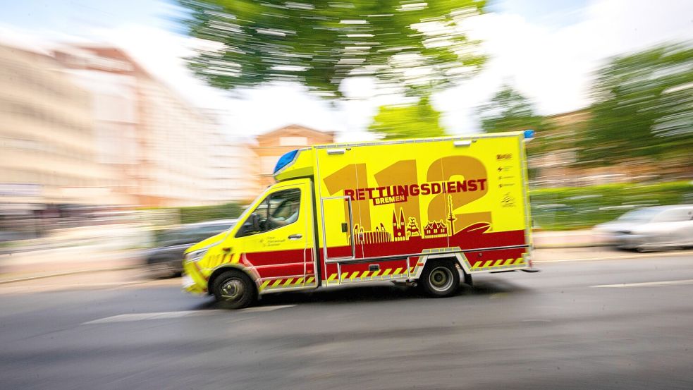 In Bremen ist ein Auto am Dienstag in eine Straßenbahnhaltestelle gekracht. Foto: Sina Schuldt / dpa