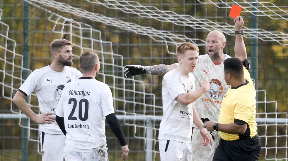 Zwei Rote Karten gab es in der vergangenen Saison für Concordia Suurhusen. Das hält sich sogar noch in Grenzen. Aber 111 Gelbe, sieben Gelb-Rote Karten sowie zwei Sportgerichtsverfahren sorgen für reichlich Strafpunkte. Foto: Doden
