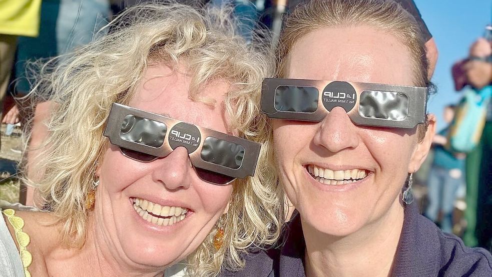 Nina Hofmann (rechts) und Deborah Bretzler schauten sich die partielle Sonnenfinsternis vom Friesenhügel in Emden aus an. Mehrere Hundert Menschen waren bei dem Event, das von der Hochschule Emden/Leer und dem Astronomie-Club Ostfriesland organisiert wurde. Foto: Nina Hofmann/Privat
