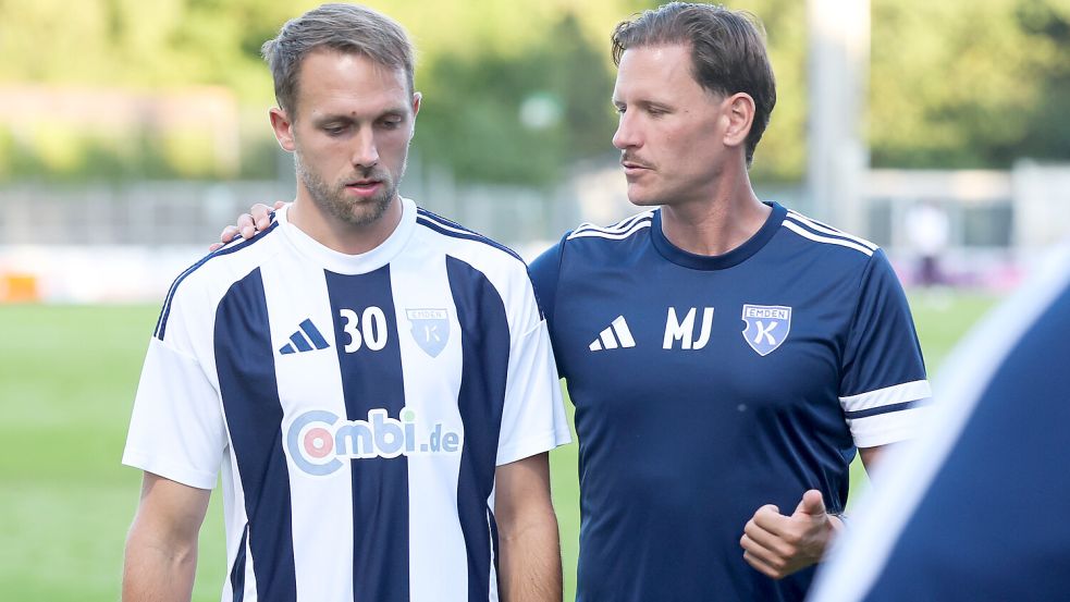 Kapitän Fabian Herbst, hier mit Co-Trainer Marc Jamieson, wird den Emdern in den nächsten Wochen nicht zur Verfügung stehen. Foto: Doden/Emden