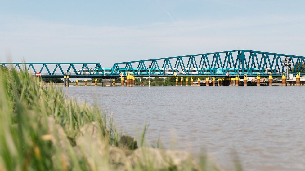 Erstmals seit mehr als zehn Jahren passieren wieder Personenzüge die neu gebaute Friesenbrücke. Foto: Arriva Nederland