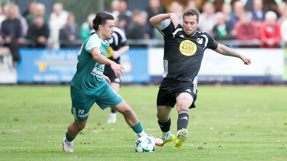 Der SV Wallinghausen (rechts Lukas Günsel) schafft es beim Ostfriesland-Cup im Juli bis ins Halbfinale und fertigte in der Bezirksliga am Freitag nun Leer mit 6:1 ab. Foto: Jens Doden/ Emden