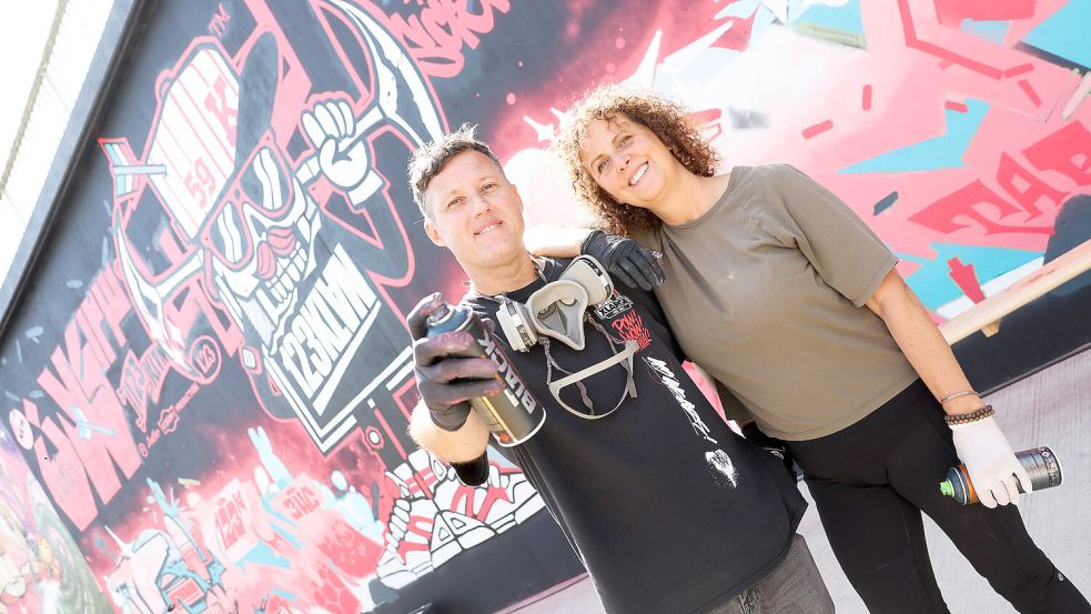 Scien (links) und Klor bilden das Künstlerkollektiv "123Klan". Die beiden sind extra aus Los Angeles angereist, um bei "Hit The Trog" dabei sein zu können. Foto: Jens Doden/Emden