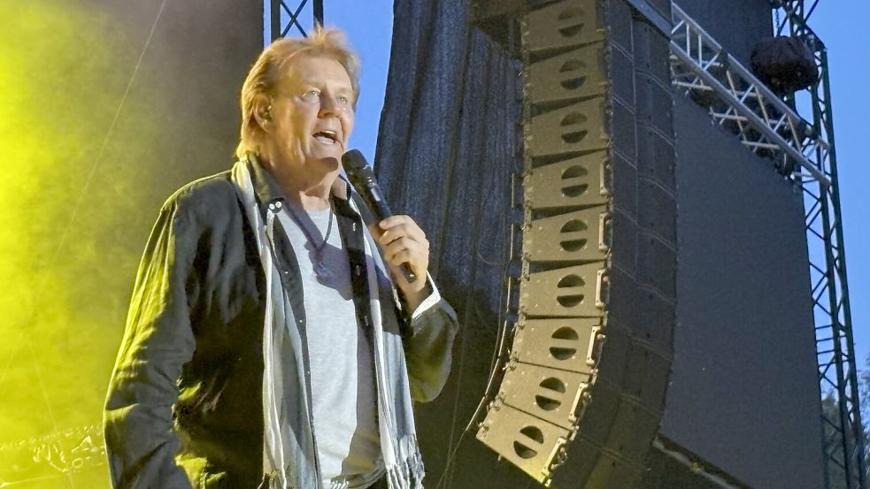 Howard Carpendale verabschiedet sich nach 60 Jahren Musikkarriere mit einer Tournee von seinen Fans. Unter freiem Himmel zog er die Zuhörer auf der Freilichtbühne in Wiesmoor in seinen Bann. Foto: Susanne Ullrich