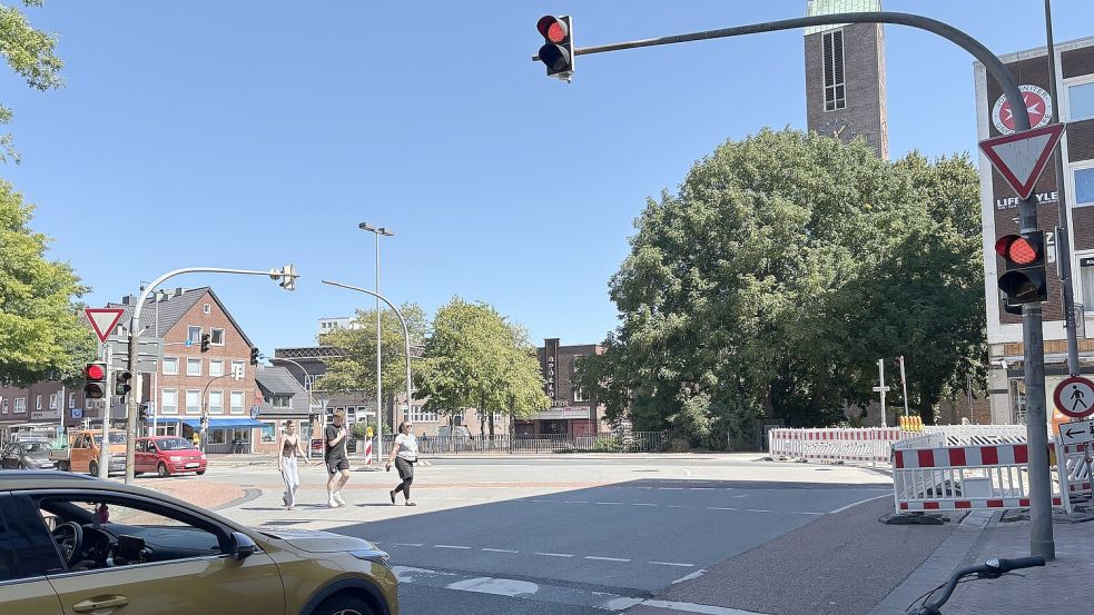 Ist das schon die neue Ampel für den verbesserten Verkehrsfluss? Fußgänger können jedenfalls wieder passieren. Fotos: Stephanie Schuurman