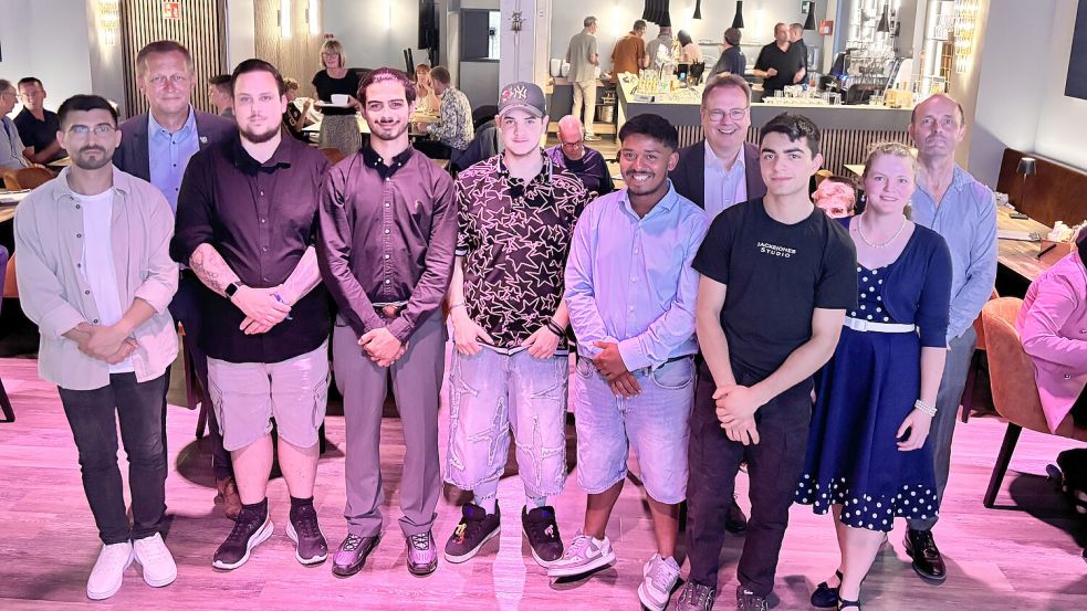 Gruppenbild nach erfolgreicher Sommerfreisprechung: Catalin Paraluta (von links), Jürgen Akkermann, Kai Ohlsen, Abdul Razzam Almidani, Jan-Luca Linneberg, Diego Brendel, Christian Land, Raffael Baituschi, Julia Kruse und Thomas Wenzel. Foto: Florian Ferber