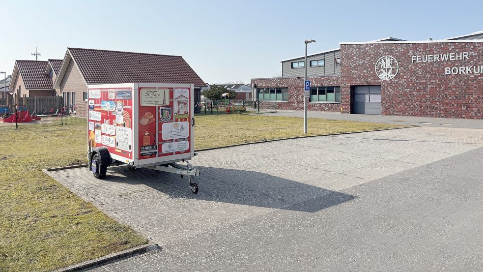 Für Borkums Kita (links) und Feuerwehr (rechts) gibt es Pläne für PV-Anlagen. Foto: Florian Ferber/Archiv
