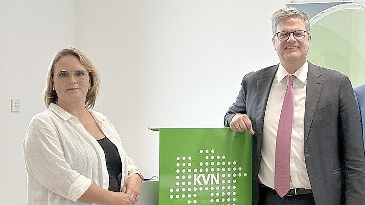 Haben schlechte Nachrichten für Kassenpatienten: Hausärztin Mareike Grebe, die auch Bezirksvorsitzende des KVN-Bezirks Aurich ist und KVN-Vorstandsvorsitzender Mark Barjenbuch. Foto: Herterich