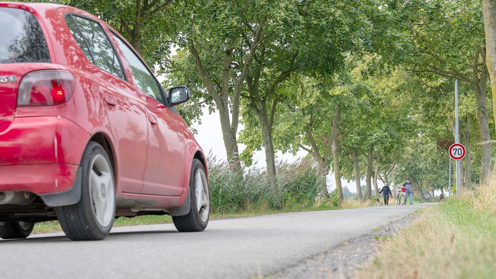 Fußgänger und motorisierter Verkehr müssen sich die Fahrbahn teilen. Foto: Klaus Ortgies