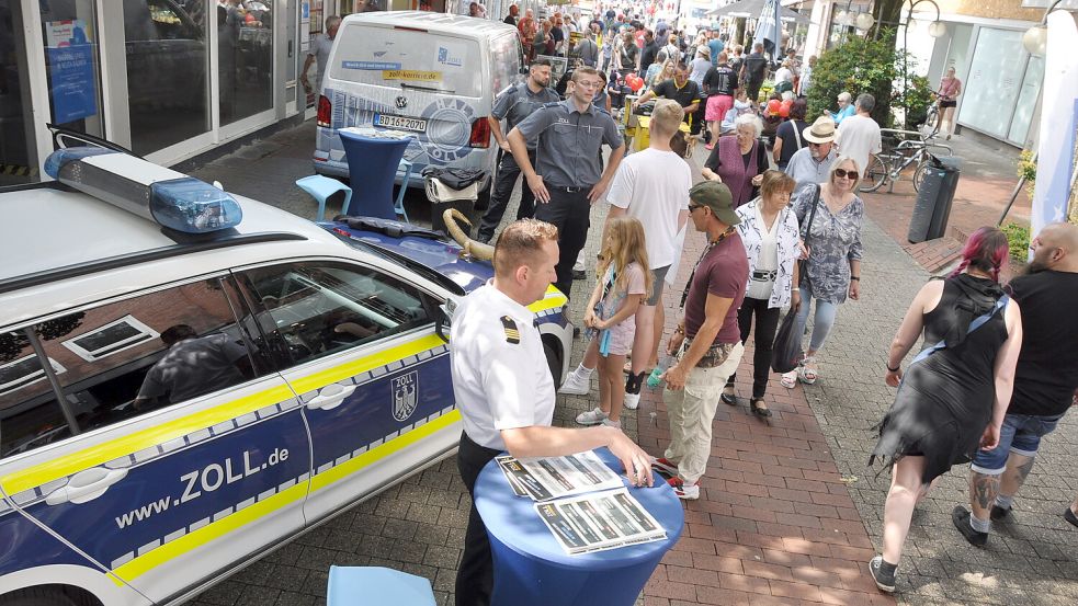 An diesem Wochenende finden die Blaulichttage in Leer statt. Besucher können sich auf Mitmachaktionen freuen. Foto: Bodo Wolters/Archiv