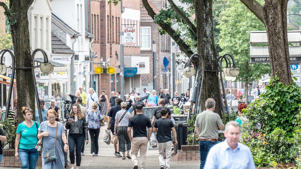 Die Leeraner Innenstadt wird von vielen Menschen besucht. Einzelne Abschnitte sind allerdings in den vergangenen Jahren noch nicht saniert worden. Foto: Klaus Ortgies/Archiv