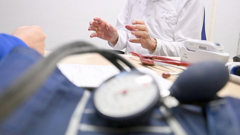 Fachärzte und Hausärzte in Ostfriesland werden wohl im kommenden Jahr ihre Sprechzeiten für Kassenpatienten drastisch reduzieren Foto: Bernd Weißbrod/dpa