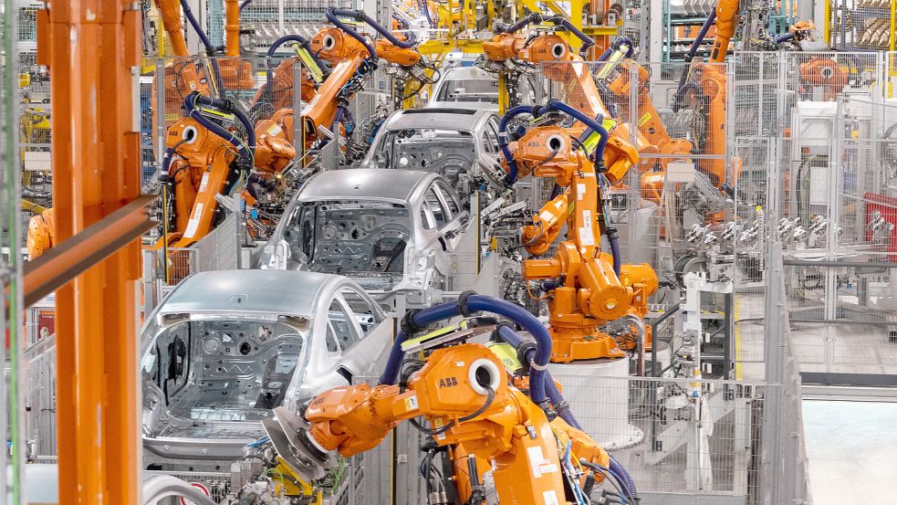 Roboter von ABB arbeiten an der Karosserie von verschiedenen Automodellen. Foto: Daniel Josling/dpa/Archiv