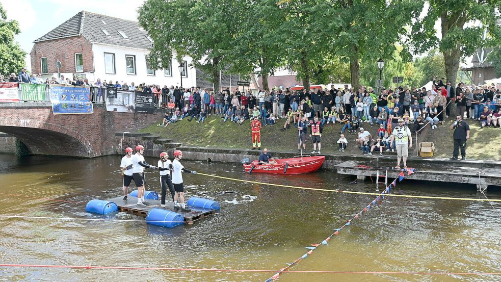 Das Floßtauziehen lockte viele Besucher ans Knockster Tief in Hinte. Foto: Heinz Wagenaar