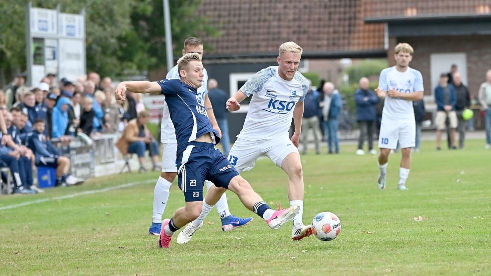Der SV Hage (vorne Keno Hinrichs) fügte dem Tabellenführer TuS Esens (rechts Hanno Gerdes) die ersten Punktverluste der Saison zu. Foto: Jens Doden/ Blomberg