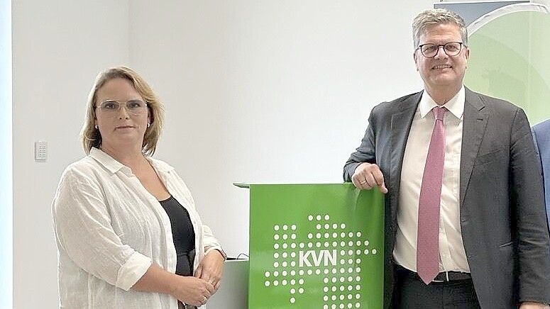 Appellieren an Patienten, die Termine einzuhalten: Hausärztin Mareike Grebe, die auch Bezirksvorsitzende des KVN-Bezirks Aurich ist und KVN-Vorstandsvorsitzender Mark Barjenbuch. Foto: Petra Herterich