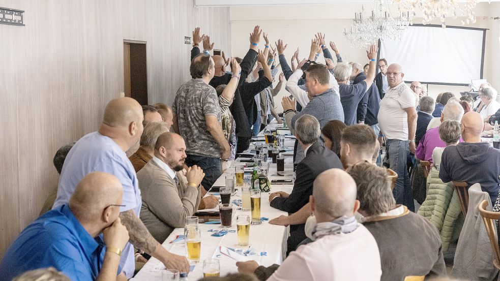 Eine Gruppe aus rund 24 AfD-Mitgliedern aus Aurich und Emden versuchte am Sonntag in Osteel ihre eigene Agenda durchzudrücken. Foto: Claus Hock