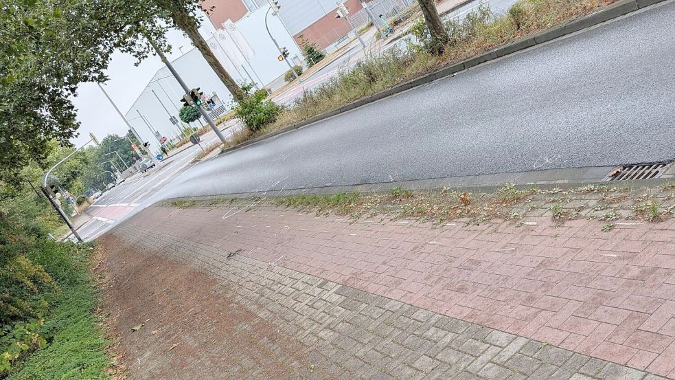 Der Unfall hat sich im Kreuzungsbereich der Kahrmannstraße und Narupstraße in Osnabrück ereignet. Auf dem Bild sind Spuren der Unfallsicherung zu erkennen. Foto: Jörg Sanders