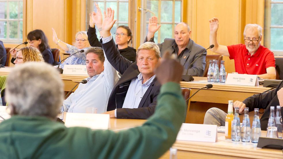 Sorgenvolle Gesichter auch im Emder Rat: Einstimmig beschloss er am Montag eine Resolution zu VW. Fotos: Jens Doden