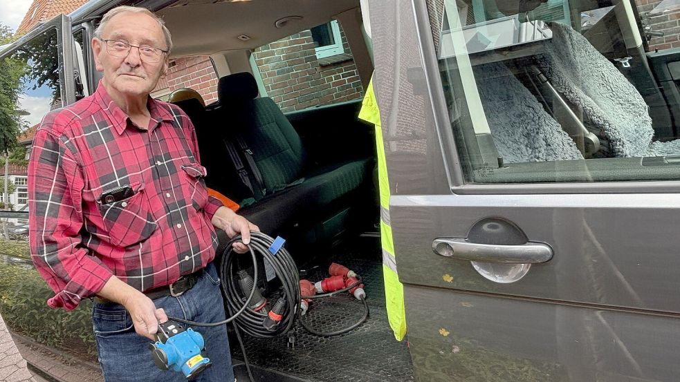In seinem Bulli hat Gerold Friedrichs alles, was er braucht, wenn unterwegs bei den Veranstaltungen mal Not am Mann sein sollte. Foto: Susanne Ullrich