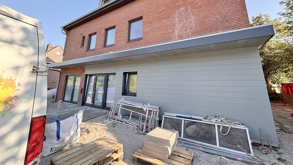 Noch sind die Arbeiten am und im Gebäude mit den künftigen Praxisräumen im Isdobben 14 nicht abgeschlossen. Foto: Florian Ferber