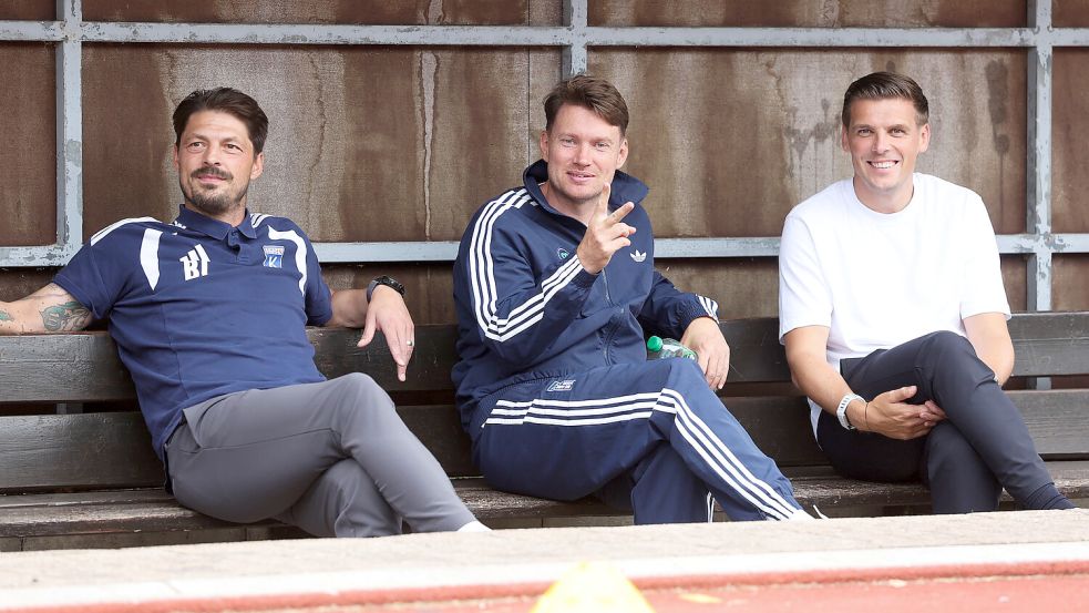 Henning Rießelmann (Mitte) stören die vielen Gegentore, sieht das Team aber auf einem guten Weg. Hier vor dem Spiel in Delmenhorst mit Trainer Björn Lindemann (links) und Co-Trainer Bastian Dassel. Foto: Doden/Emden