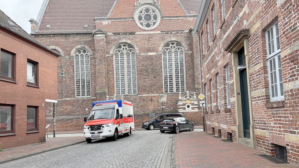 An der Kreuzung der Friedrich-Ebert-Straße zur Brückstraße, direkt vor der Neuen Kirche, ist es öfter eng, wenn wieder viele Autos durch Klein und Groß Faldern fahren. Soll hier eine Fußgängerzone entstehen? Oder lieber eine unechte Einbahnstraße? Foto: Stephanie Schuurman/Archiv