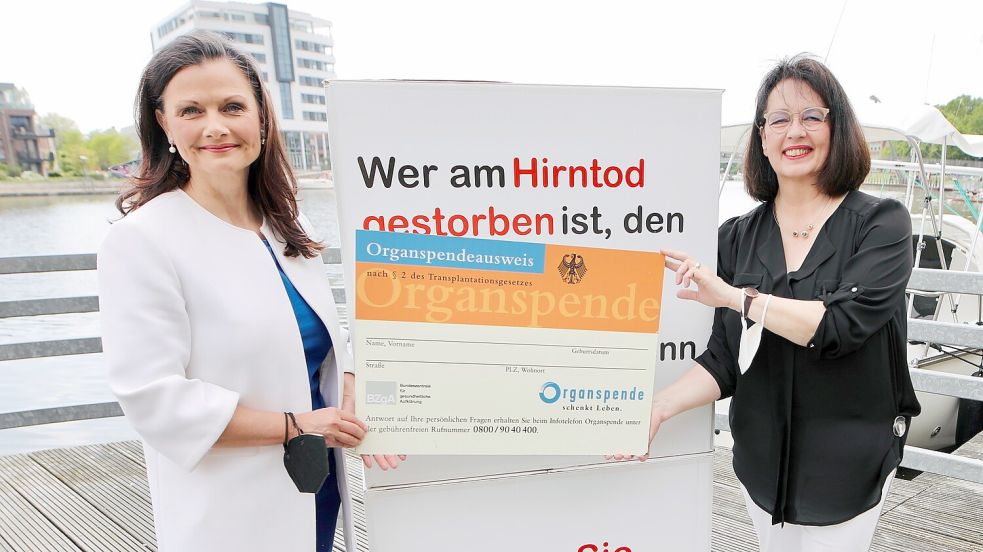 Die CDU-Bundestagsabgeordnete Gitta Connemann (links) engagiert sich schon lange gemeinsam mit Barbara Backer, der Vorsitzenden der Organtransplantierten Ostfriesland, für mehr Organspenden. Archivfoto: Werl