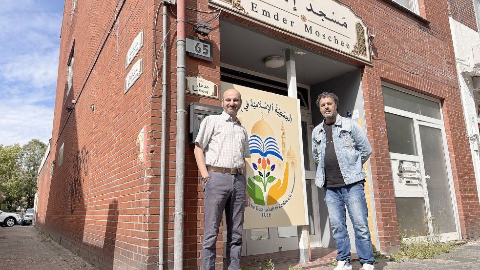 Farid Amroun (links) und Usama Almousa aus dem Vorstand der Islamischen Gesellschaft in Emden freuen sich auf die Neueröffnung von Emdens zweiter Moschee. Foto: Hannah Weiden