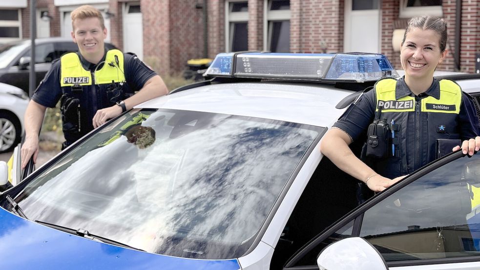 Die Polizeikommissare Constantin Kösters und Jana Schlüter gewähren Einblicke in ihren Streifendienst auf Borkum. Foto: Florian Ferber