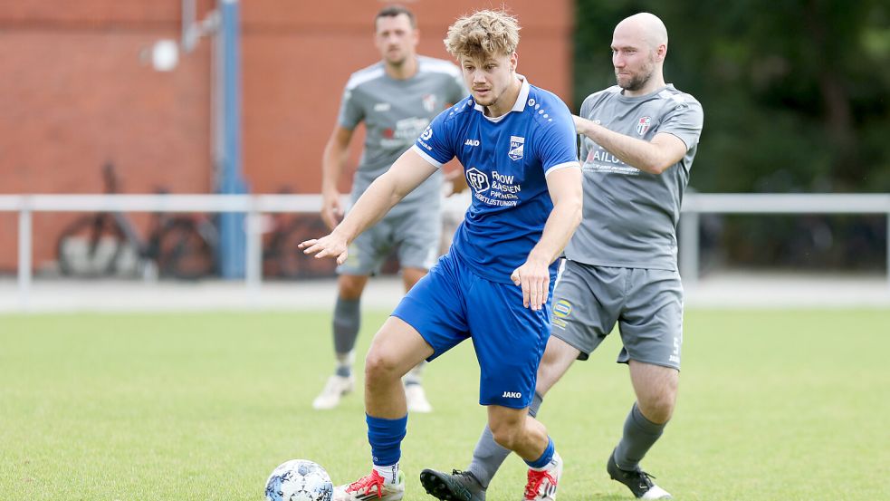 Die Spieler von BW Borssum II (blaue Trikots) waren oft einen Schritt eher am Ball. Foto: Doden/Emden