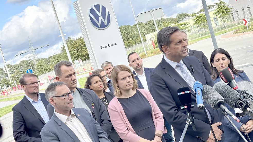 Olaf Lies spricht in Emden. Foto: Klaus Ortgies