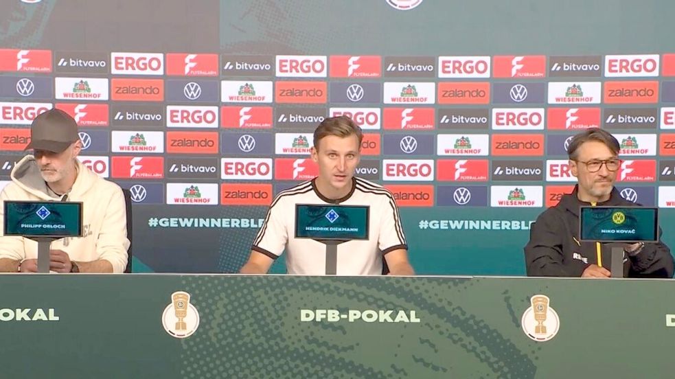 Hendrik Diekmann ist in Ostfriesland als Fußballer des SV Hage, BSV Kickers Emden und TuS Esens bekannt. Bei seinem langjährigen Klub HEBC trat er nun als Pressesprecher auf und saß auch mit BVB-Trainer Niko Kovac auf dem Podium. Foto: Screenshot
