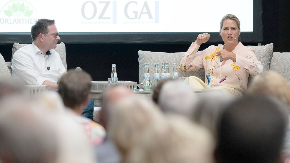 Die Moderatorin, Buchautorin und ehemalige Tagesschau-Sprecherin Judith Rakers war Gast beim Live-Podcast „Ein Glas mit Lars“, der dieses Mal bei Hoklartherm stattfand. Foto: Klaus Ortgies.